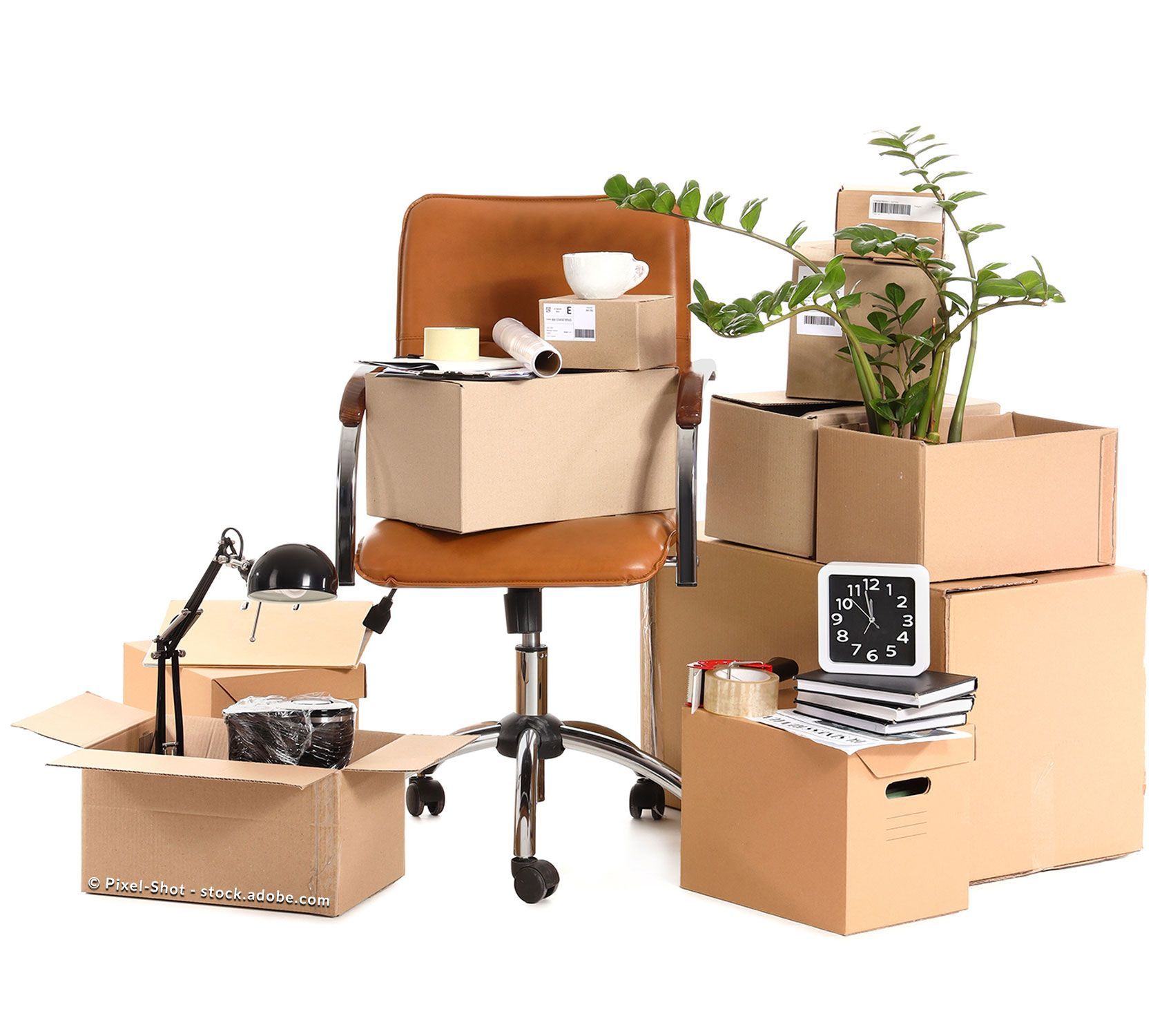 Gestapelte gepackte Boxen mit Gegenständen um einen Stuhl herum