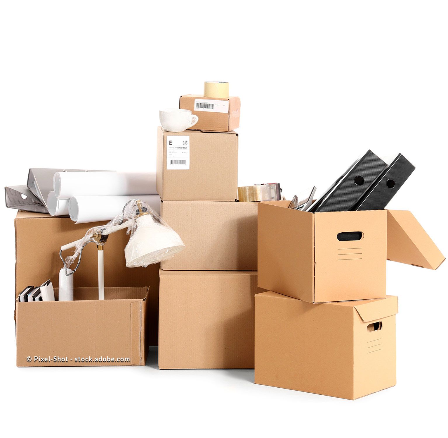 Gestapelte Boxen voll mit Haushaltsgegenständen