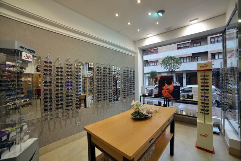 Hay una mesa en el medio de la habitación en una tienda de óptica.