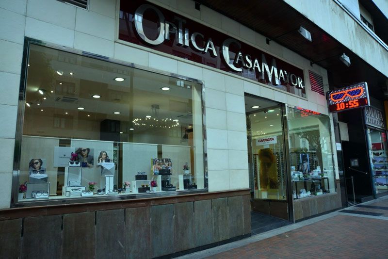 Un escaparate con un cartel que dice "única casamia"
