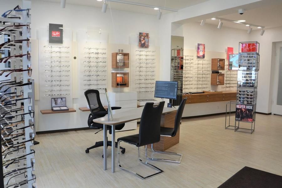 Ein Optikergeschäft mit Schreibtisch und Stühlen