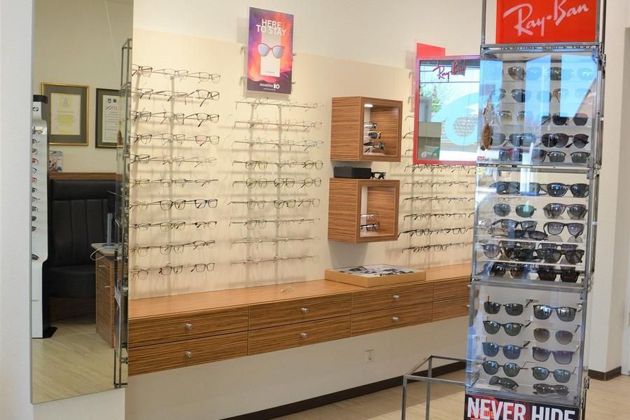 Ein Ray-Ban-Sonnenbrillen-Display in einem Optikergeschäft