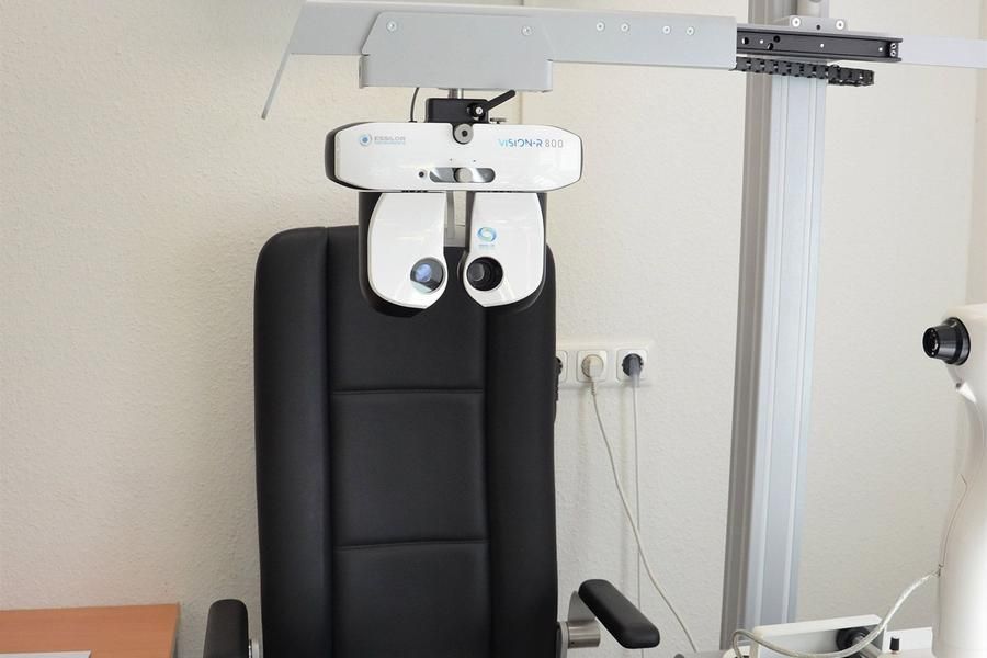 Ein schwarzer Stuhl mit einer weißen Brille darauf