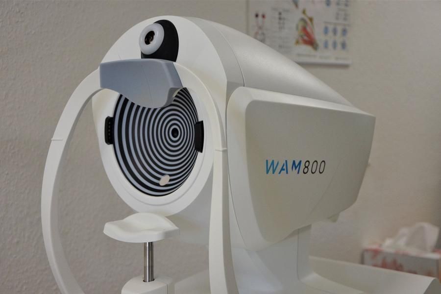 WAM 800 Eine weiße Maschine mit der Aufschrift „Wam 800“
