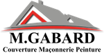 Logo d'une maison grise et rouge avec une ligne rouge incurvée en dessous, suggérant la construction d'une habitation.