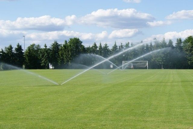 Beregnungsanlagen für den Rasen einer öffentlichen Sportanlage.