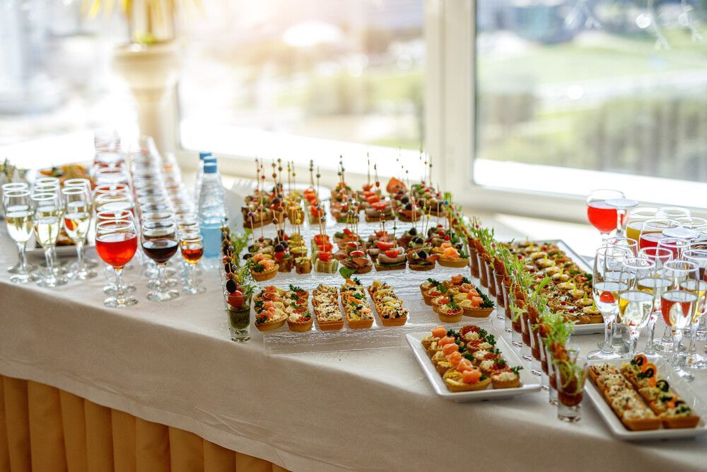 Una mesa cubierta con platos de comida y copas de vino.