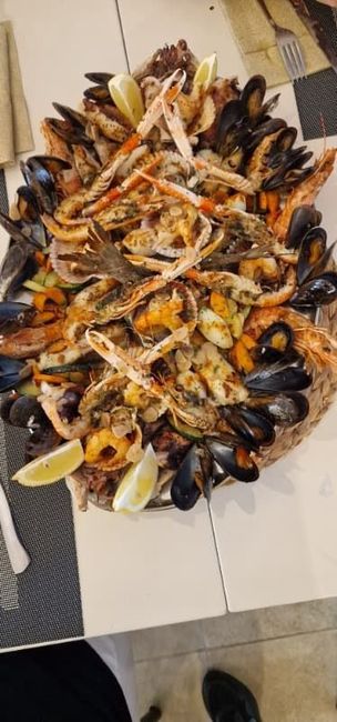 Un plato de mariscos está sobre una mesa de madera.