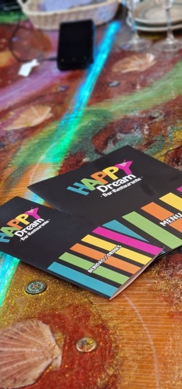 Dos tarjetas de presentación para sueños felices están sobre una mesa.