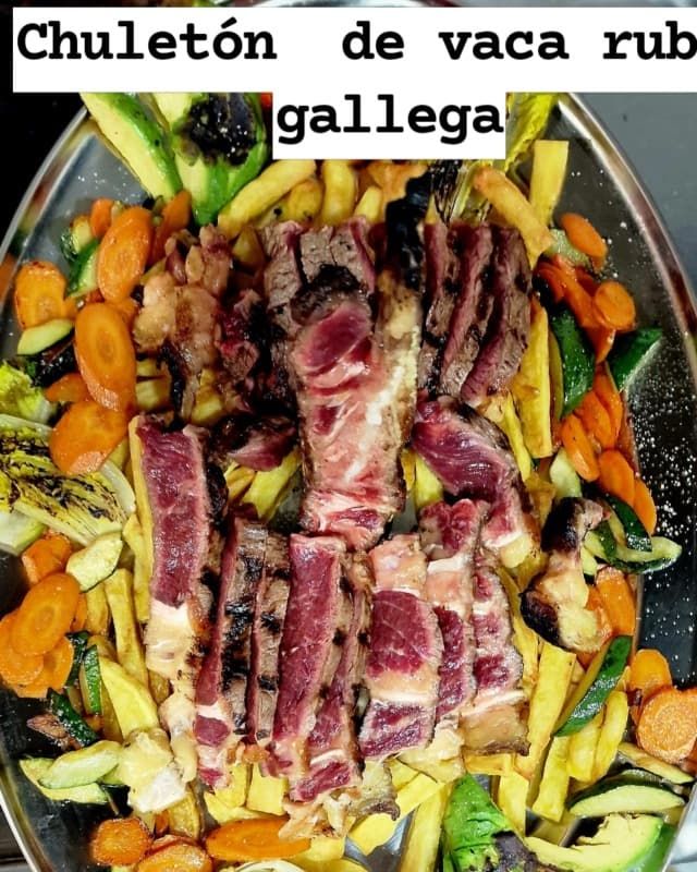 Un primer plano de una ensalada en un tazón en un plato sobre una mesa.