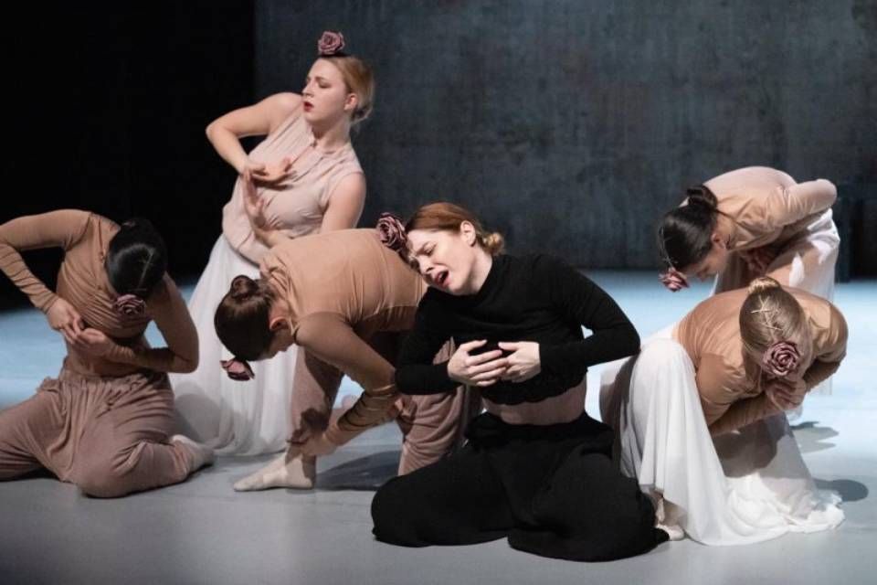 Tanzveranstaltung: mehrere Tänzerinnen auf der Bühne