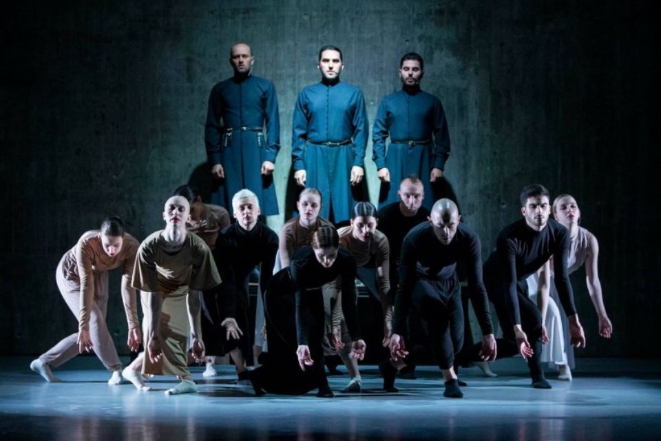 mehrere Tänzer in Kostümen auf der Bühne