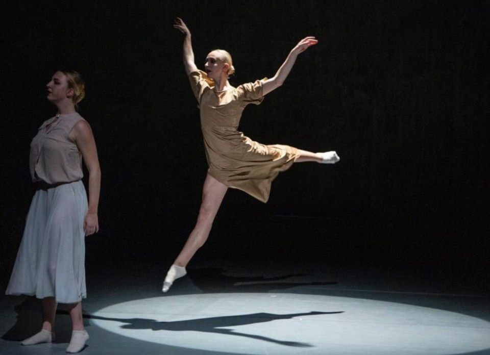 Tanzaufführung, eine Balletttänzerin springt in die Luft