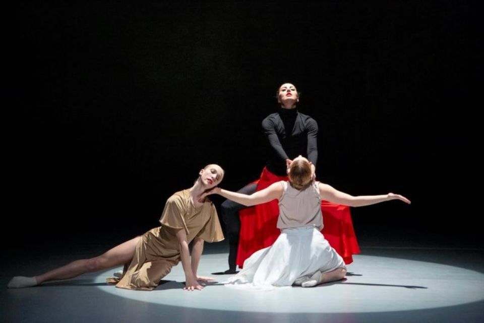 Tanzaufführung mit drei Tänzerinnen