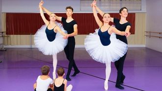 mehrere Balletttänzerinnen beim Training in einem Kursraummehrere Balletttänzerinnen beim Training in einem Kursraum