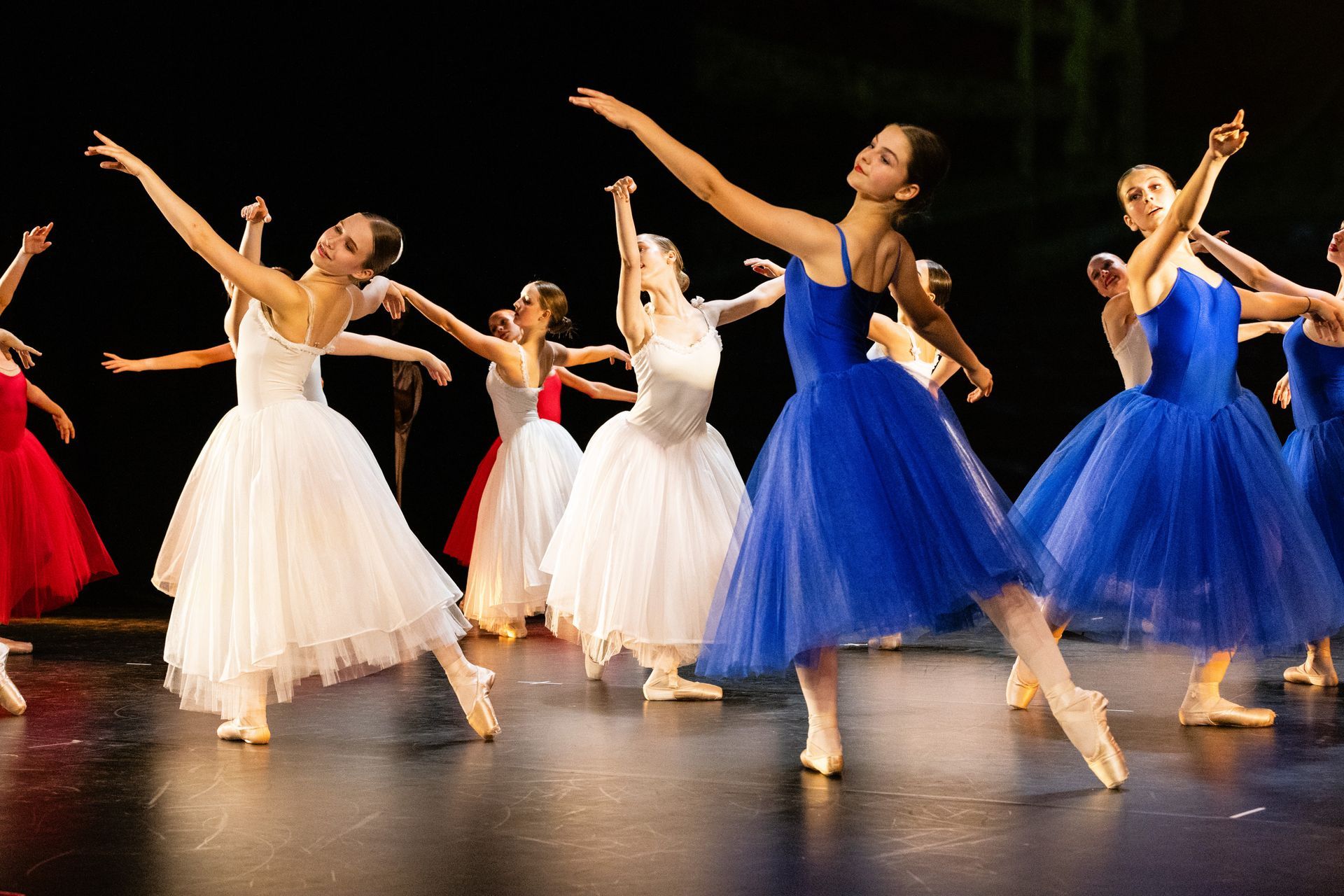 mehrere Balletttänzerinnen beim Training in einem Kursraummehrere Balletttänzerinnen beim Training in einem Kursraum