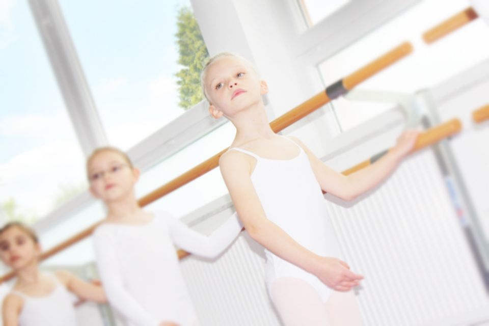 kleine Ballerinas an der Ballettstange