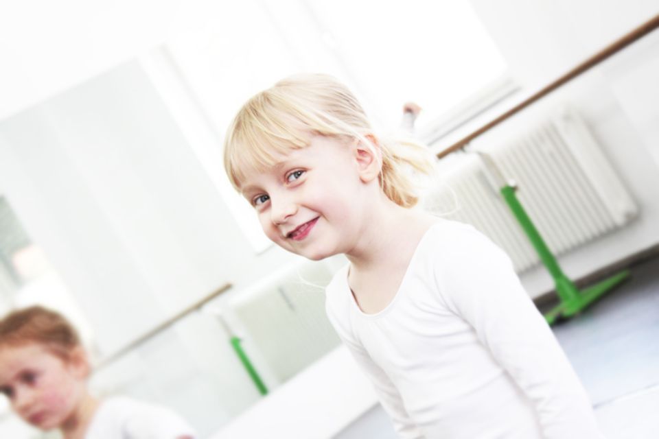 Kleine Ballerina lächelt in die Kamera
