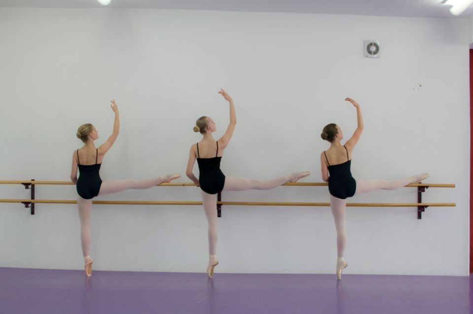 Drei Ballerinas beim Training