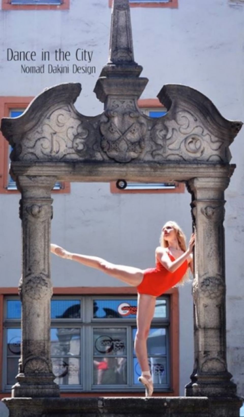 Tänzerin vor einem Tor