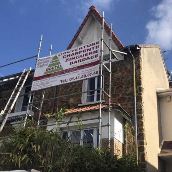 Échafaudage des Compagnons Goutal sur la façade d'une maison