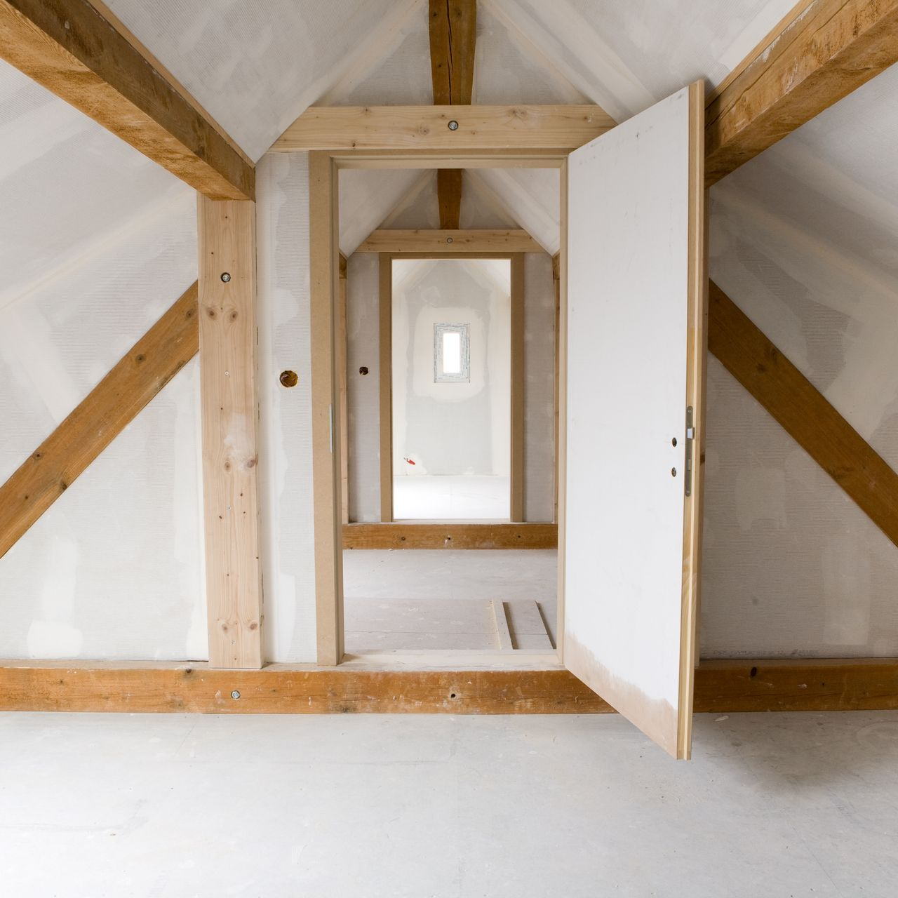 Porte ouvrant sur une pièce créée sous des combles