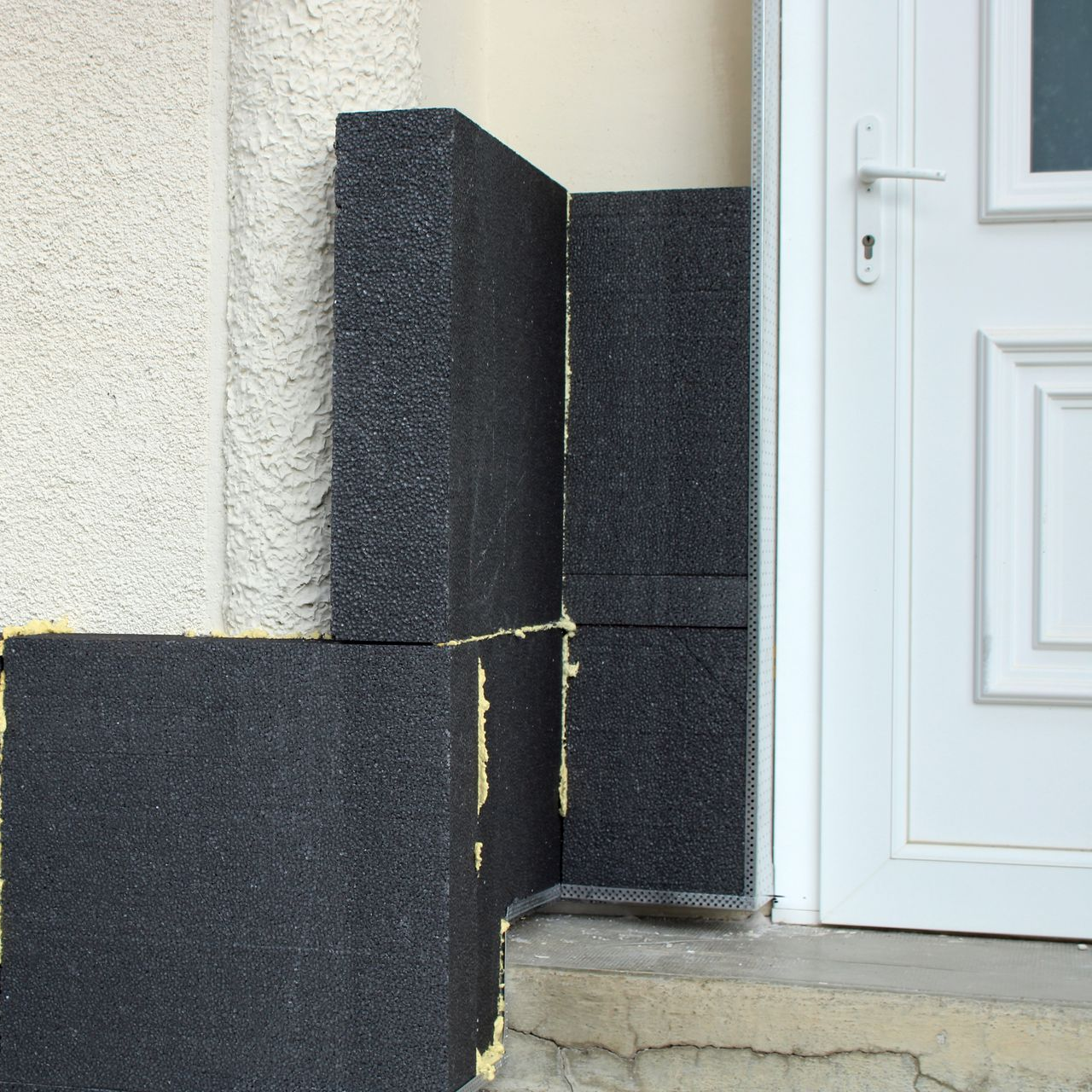 Panneaux isolants posés à côté d'une porte d'entrée