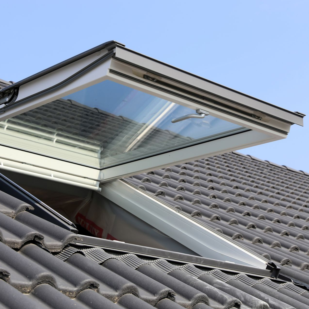 Velux ouvert sur un toit