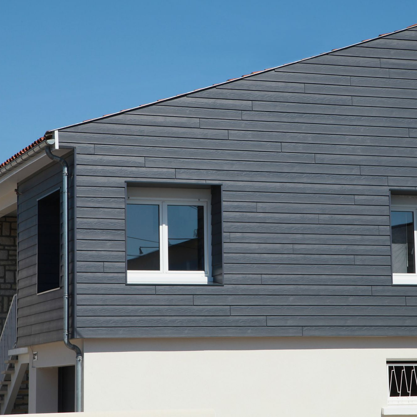 Bardage composite à l'étage d'une maison