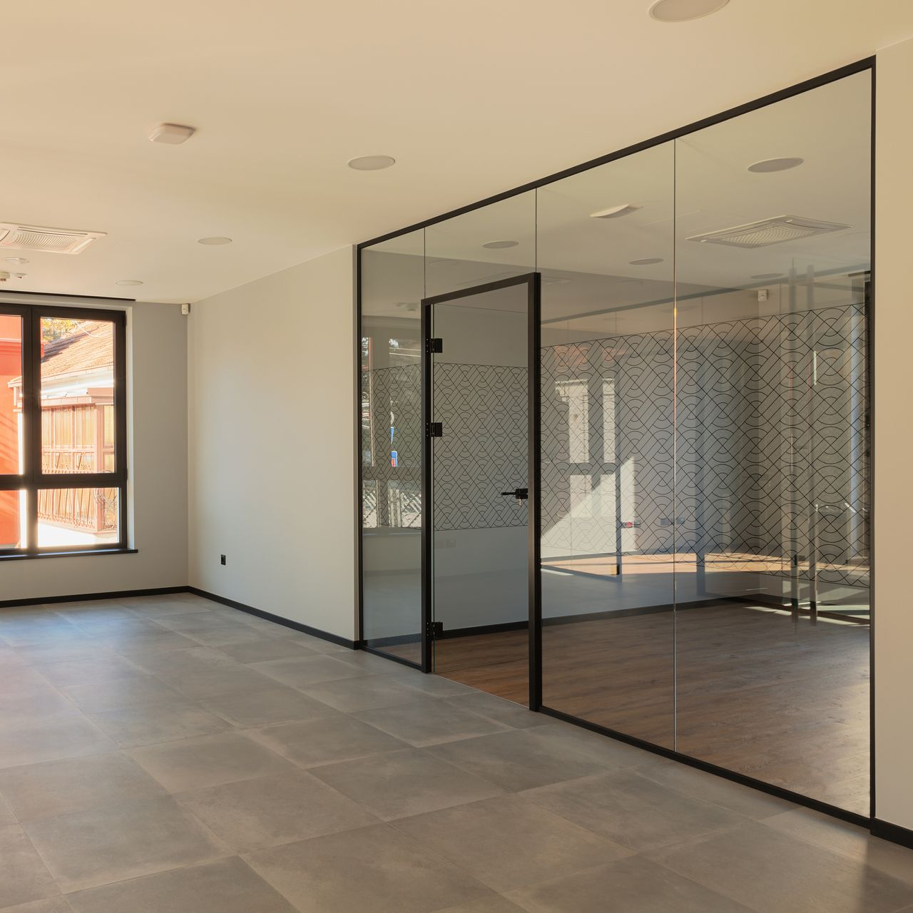 Cloison vitrée séparant deux pièces