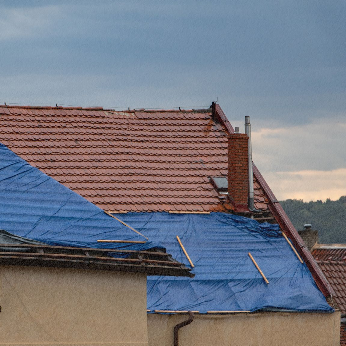Toiture bâchée avec un plastique bleu