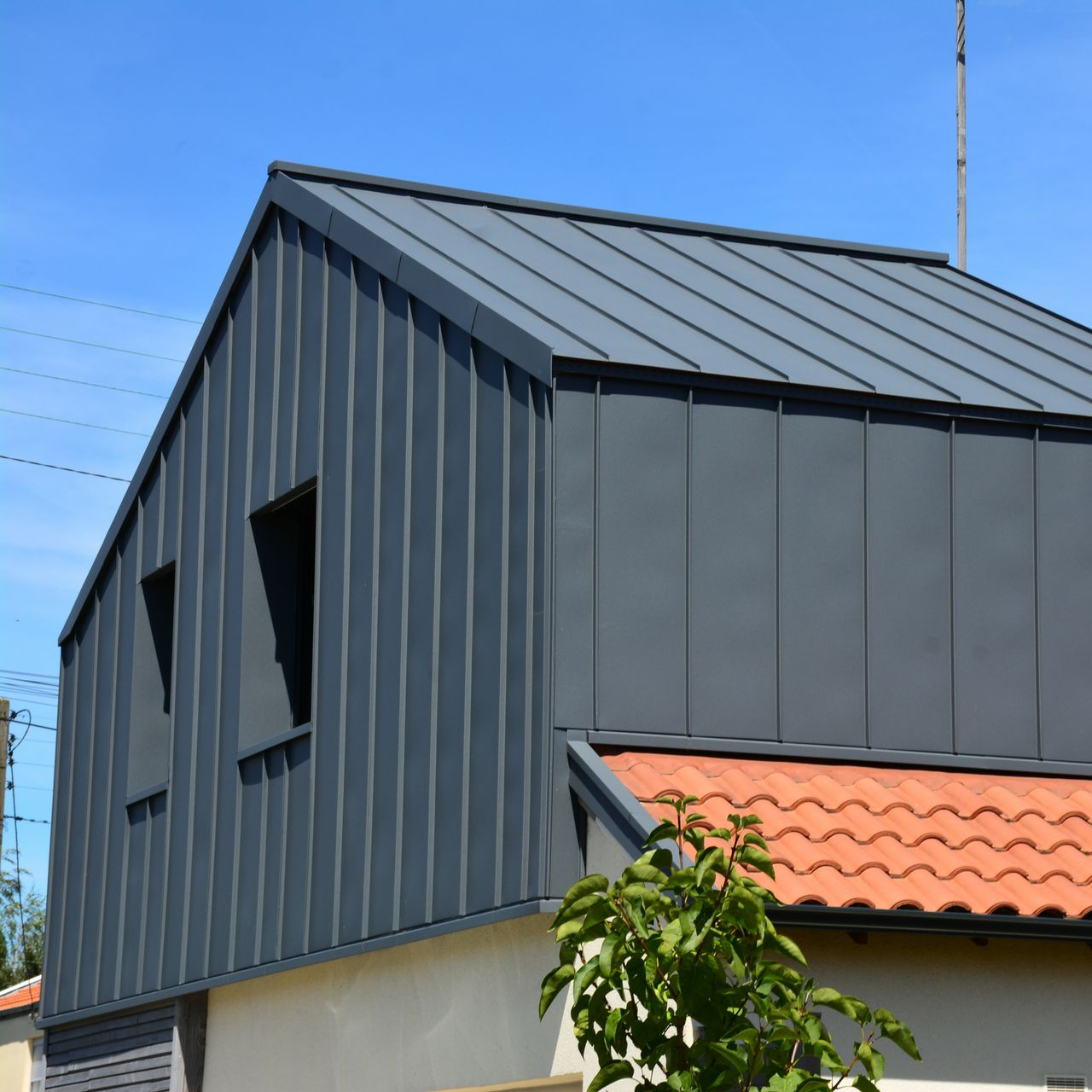 Bardage métallique sur la surélévation d'une maison