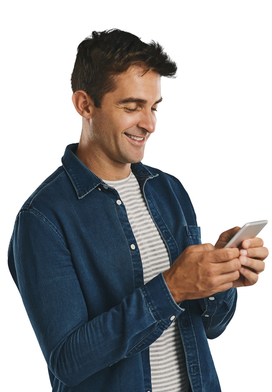 Un homme souriant regarde son smartphone