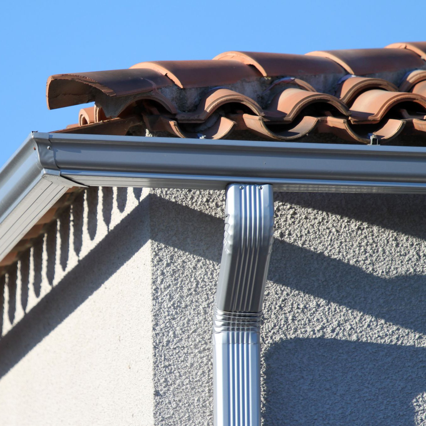 Gouttière et descente pluviale en zinc