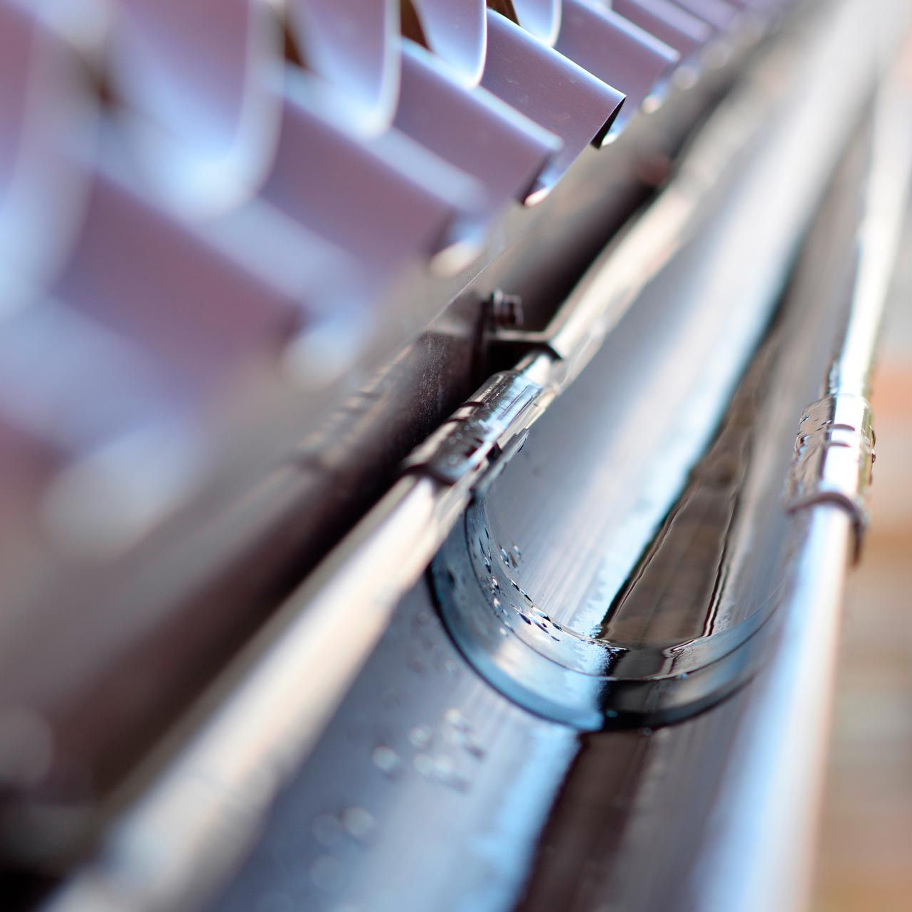 Vue de près d'une gouttière en zinc