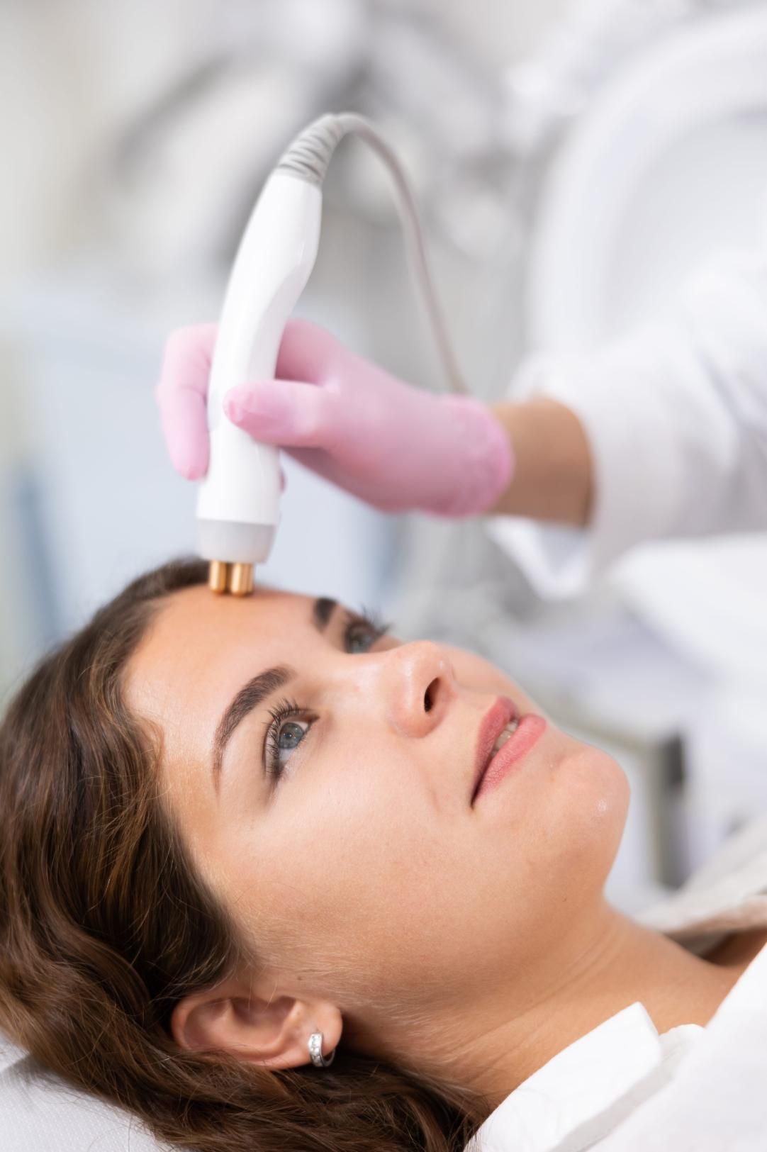 En un entorno clínico, un profesional utiliza un dispositivo portátil de radiofrecuencia