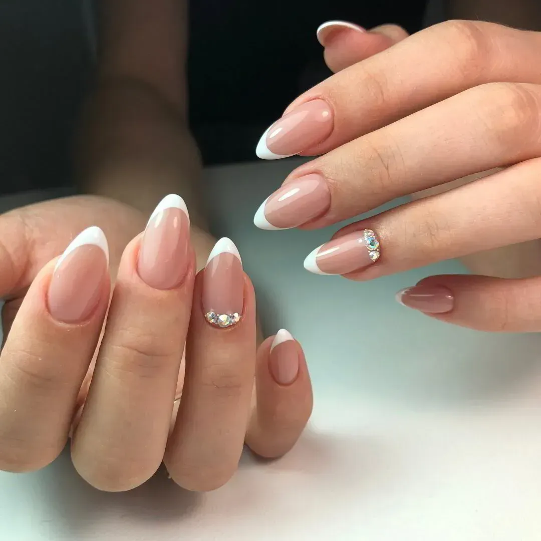 Uñas almendradas con una clásica manicura francesa blanca