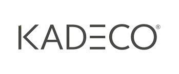 Ein schwarz-weißes Logo für Kadeco auf weißem Hintergrund.