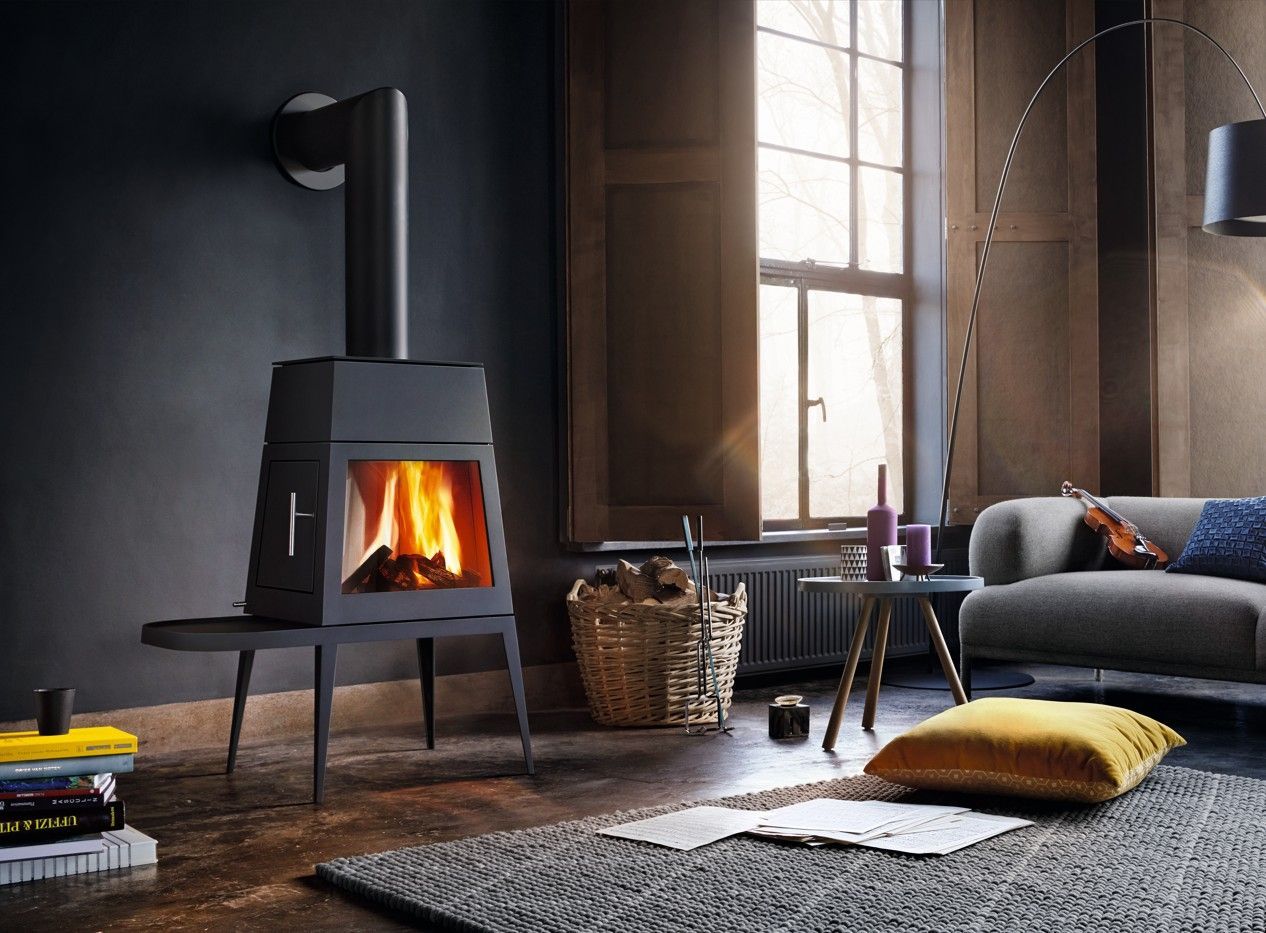 Ein Kamin mit einem Holzofen darin, Robert Amberger Ofenstudio Eckl