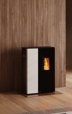 Ein Stapel Holzpellets neben einem Kamin, Robert Amberger Ofenstudio Eckl