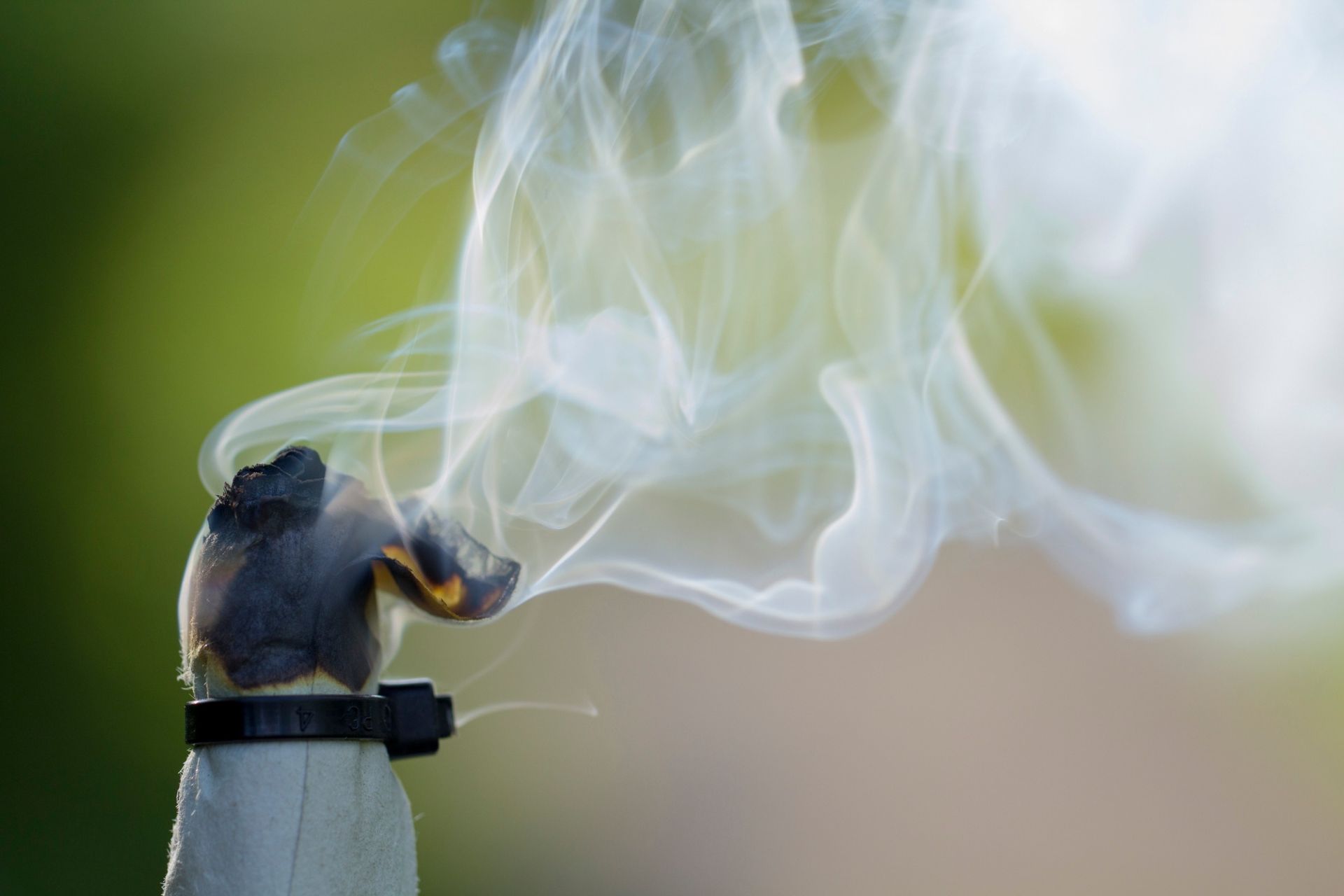 Un primer plano de una vela de la que sale humo.