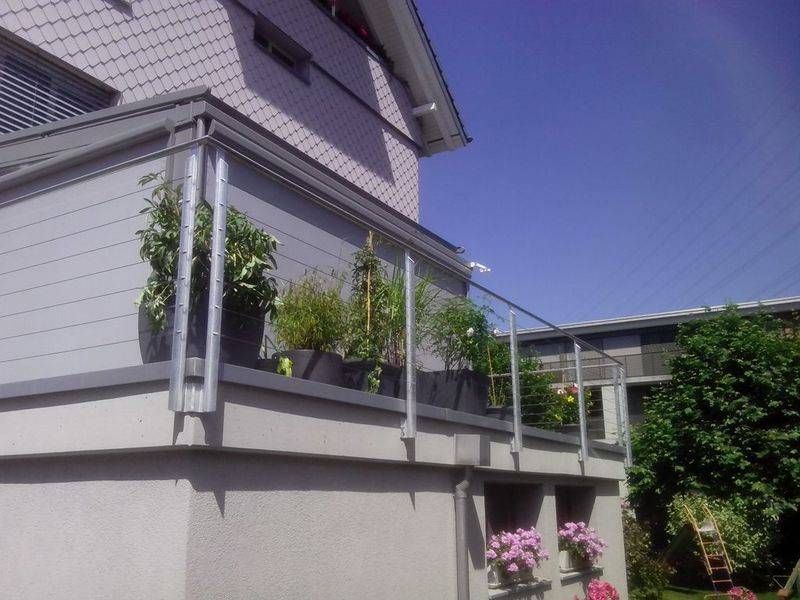 Eine Terrasse mit Metallgeländer. Foto von Stefan Hans Zahner