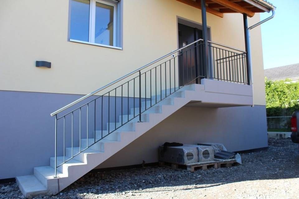 Ein Haus mit Metalltreppe, die zur Haustür hinaufführt. Foto von Stefan Hans Zahner