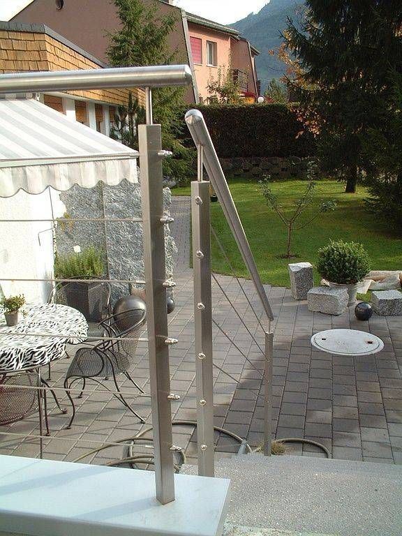 Eine Terrasse mit Metallgeländer. Foto von Stefan Hans Zahner