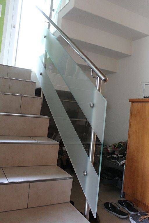 Eine Treppe mit Geländer aus Glas und Edelstahl. Foto von Stefan Hans Zahner