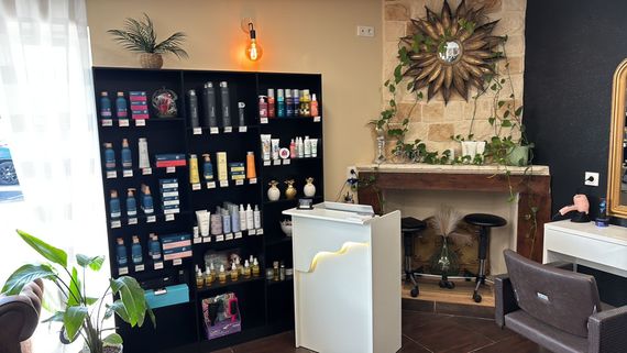 Miroir reflétant une étagère avec des produits capillaires.