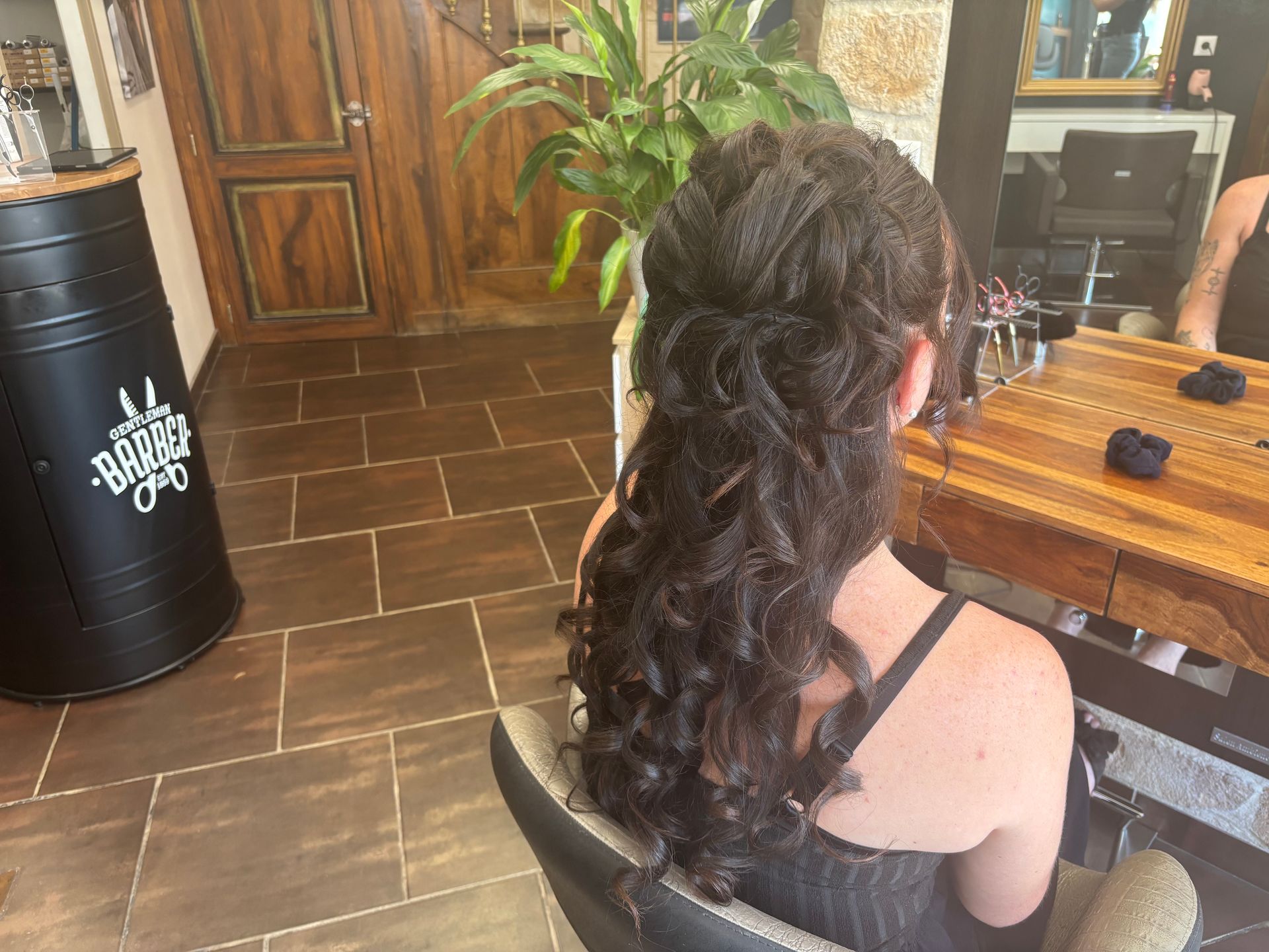 Coiffure de mariée sur cheveux longs d'une personne assise.