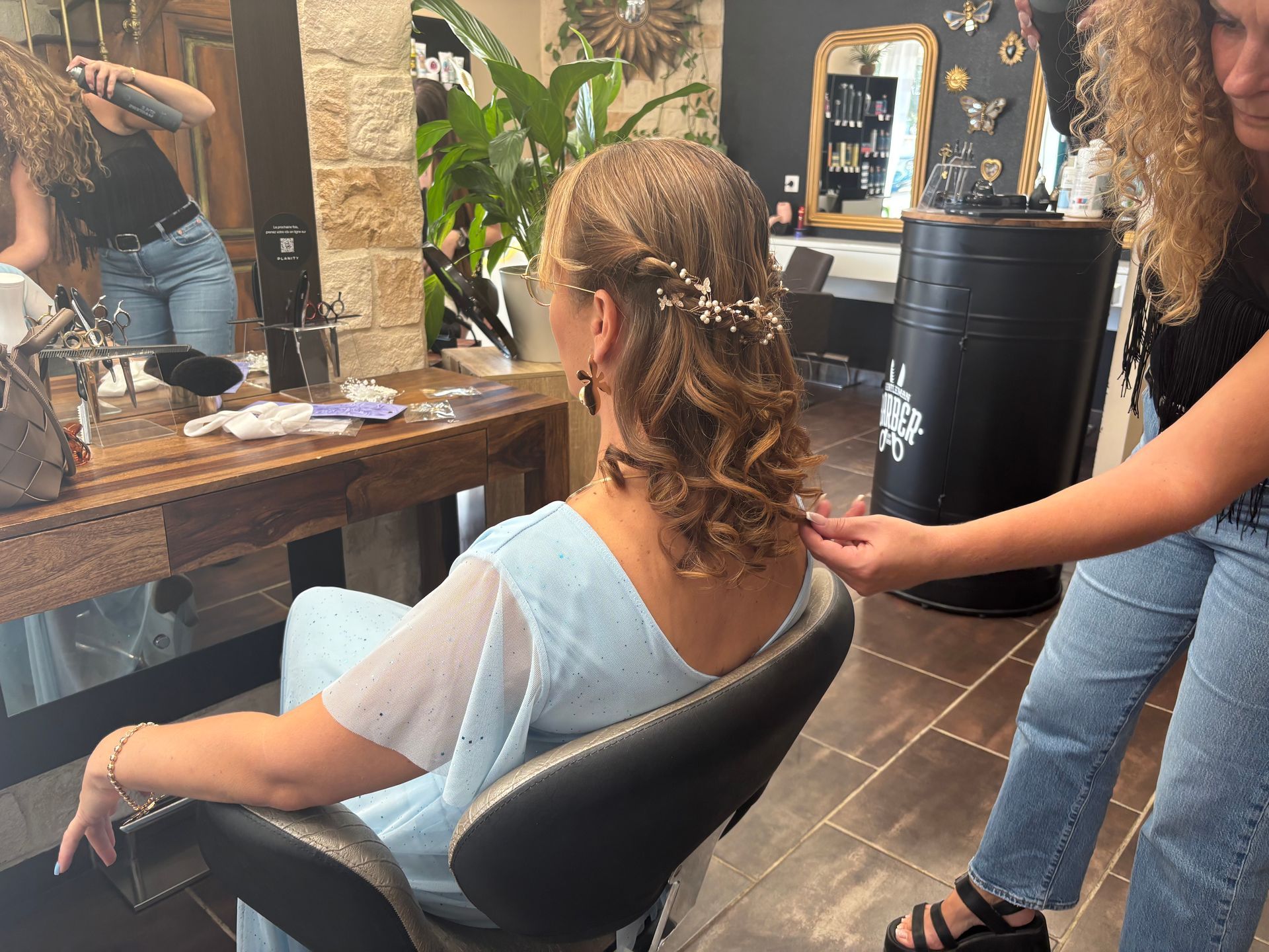 Personne avec une coiffure de mariée avec accessoires.