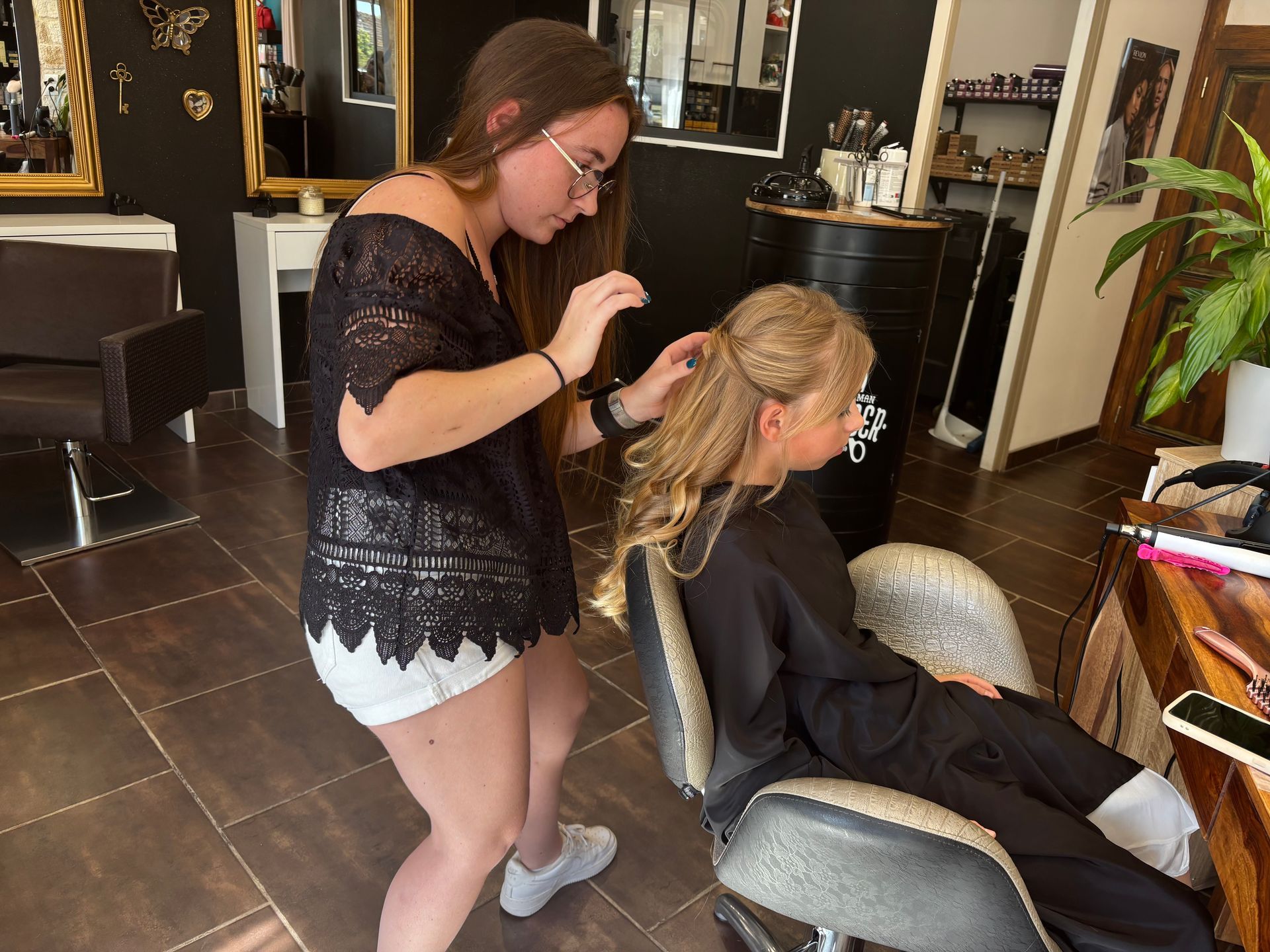 Coiffeur avec personne en pleine coiffure.