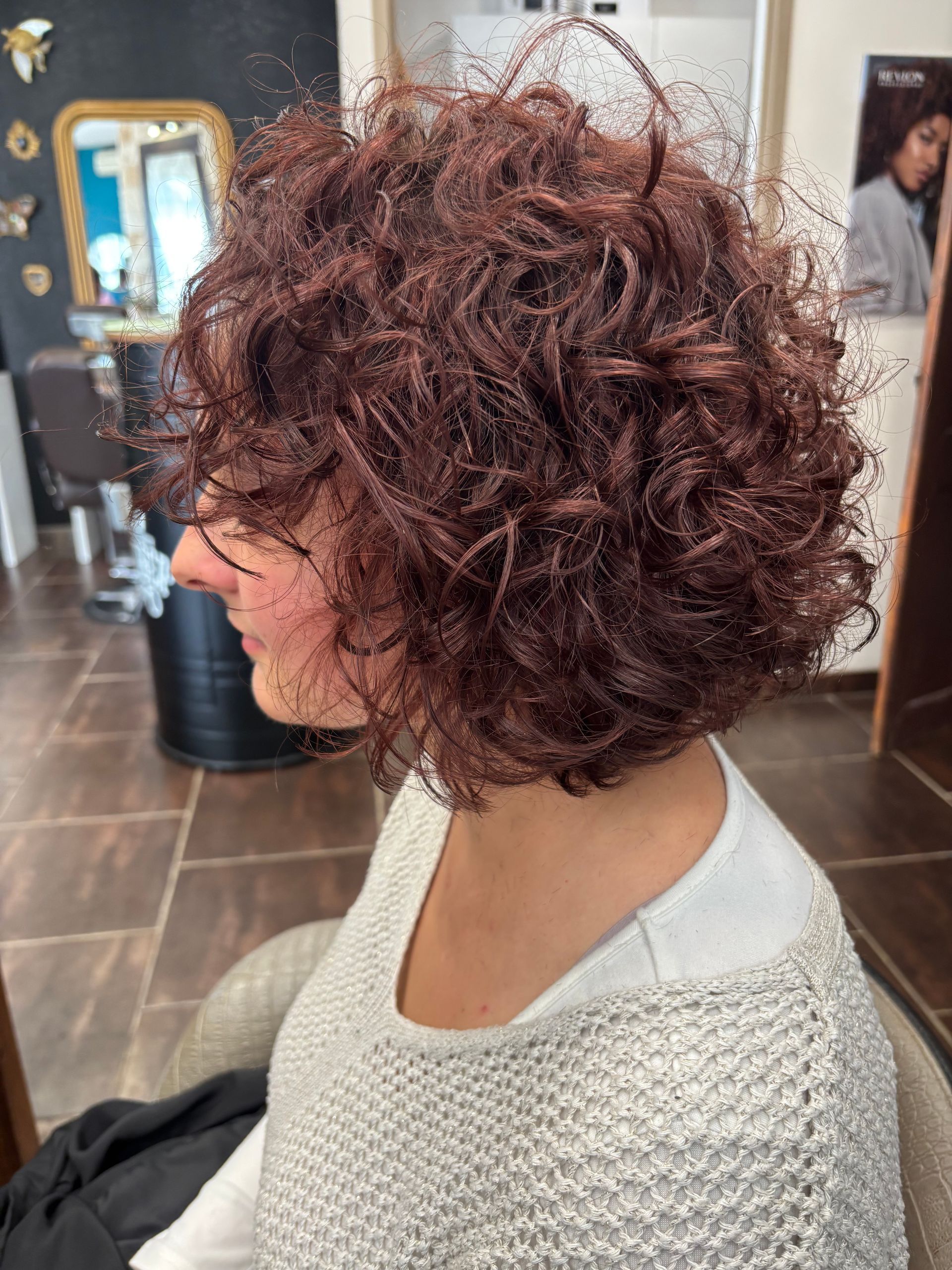 Cheveux frisés auburn en gros plan.